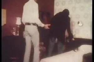 فاحشه قدیمی آن را در مزرعه رانندگی می کند