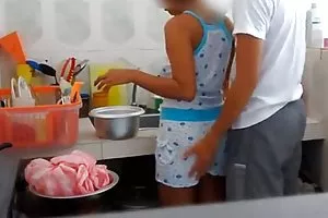 او احمق او را از بین می برد