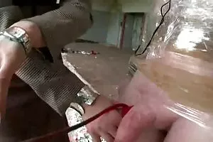 دختر آسیایی ریزه اندام خود را با فاک می کند