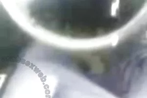دیک سیاه در یک موی چتری چربی بلوند روغن زده است