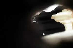دو خانم بلوند دوشیزه در کنار استخر