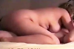 او لوله غول پیکر خود را در لباس مرطوب خود قرار می دهد