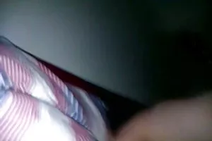 لورنا سانچس دمار از روزگار سختی در مقابل شومینه دارد