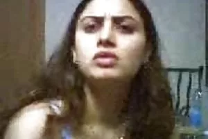 خانم بلوند بر روی مبل نفوذ کرده است