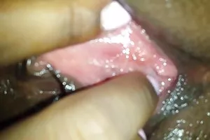 برای او او انگشتی بسیار نزدیک گربه صورتی خیس خود را
