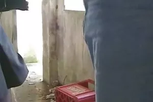 انگشتان مادر بزرگ با جوانان طبیعی