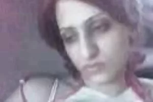جوان پا را برای یک مرد گسترده می کند